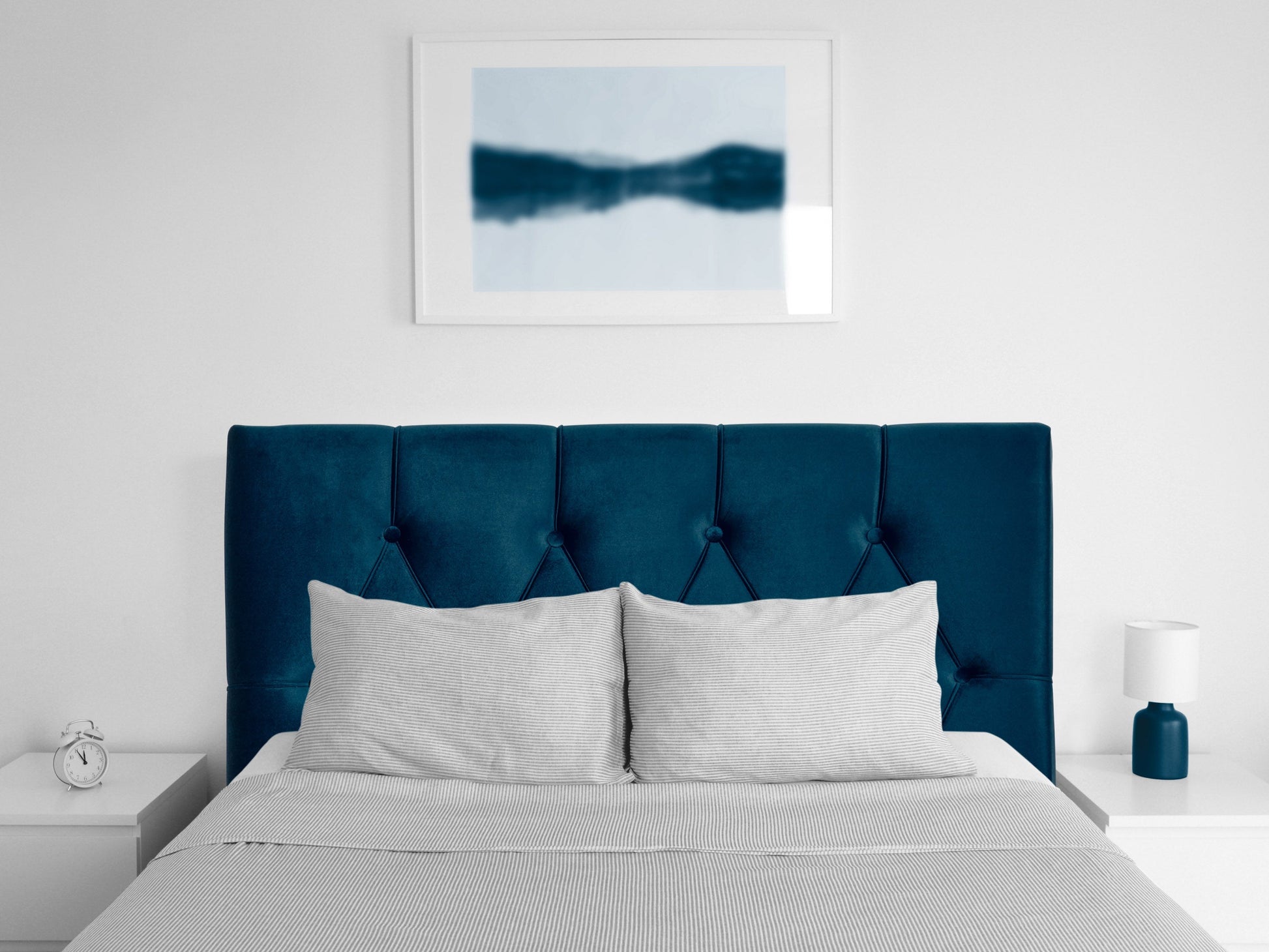 Navy blue velvet headboard for twin/single bed, featuring plush, tufted design with button details, soft texture, and sturdy construction. Perfect for adding a touch of elegance and comfort to any bedroom.